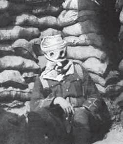 Английский солдат демонстрирует очередной тип газовой маски